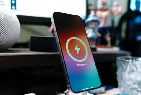 平昌苹果15换屏服务分享用什么充电器给iPhone15充电更好 
